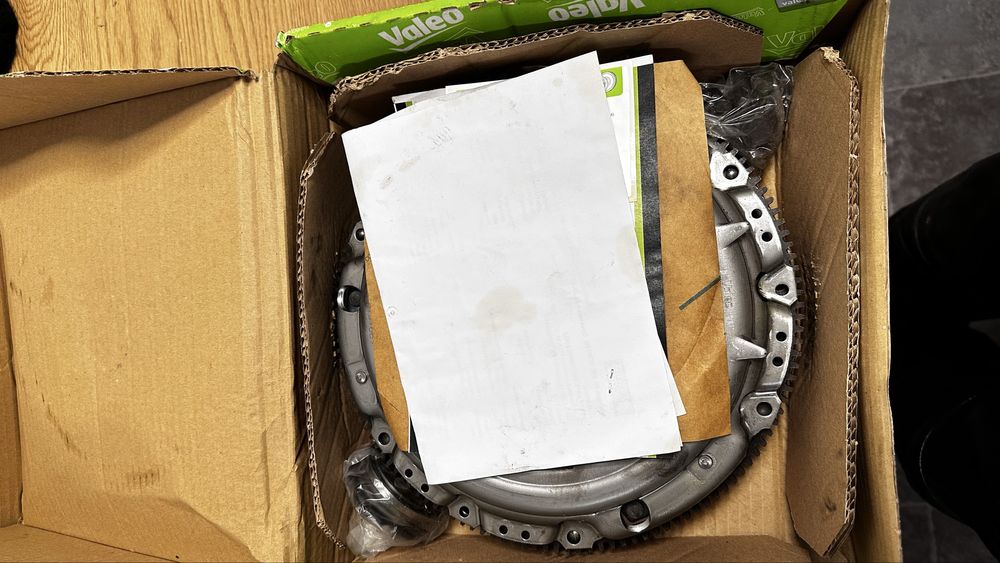 Продавам чисто нов комплект съединител с твърд маховик за VW Golf4