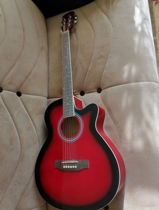 Gitara sotiladi xolati yangi