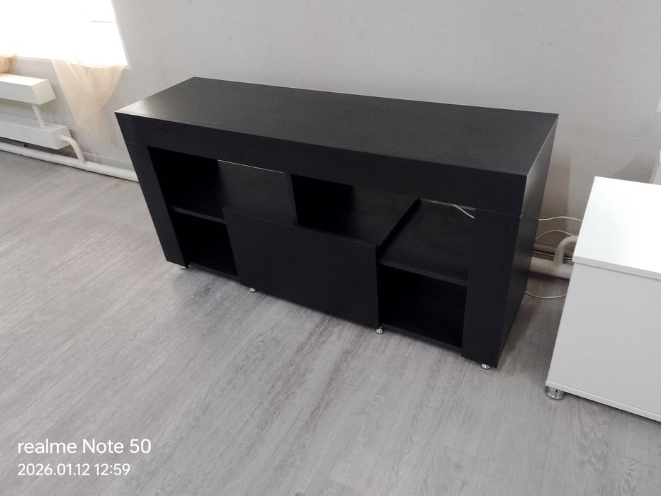 Комоды, стенки, столы с табуретками, кровати