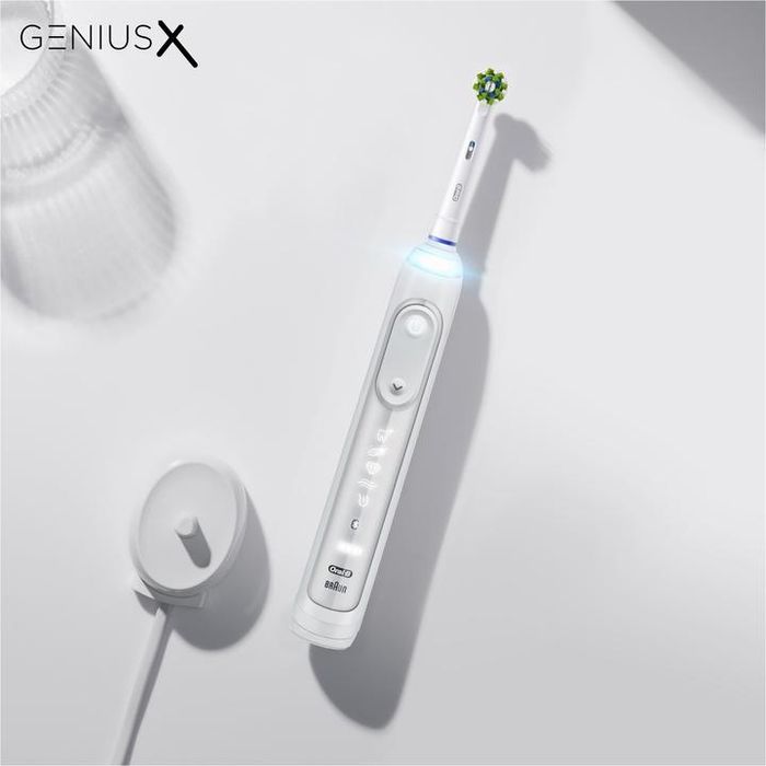 Электрическая зубная щетка Oral B Genius x 20000N Clean