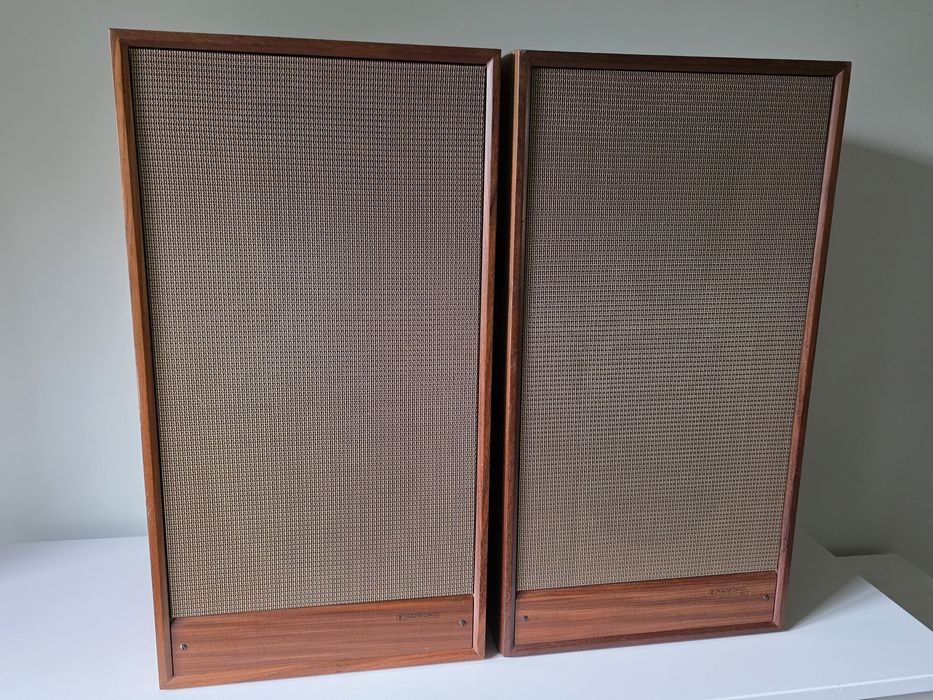 Тонколони Radford Auditorium