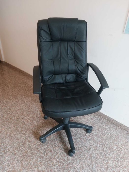 Офис стол запазен черен кожен