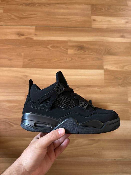 Sneakers Jordan4 cu eticheta (nu Nike, Gucci, Adidas, Balenciaga)