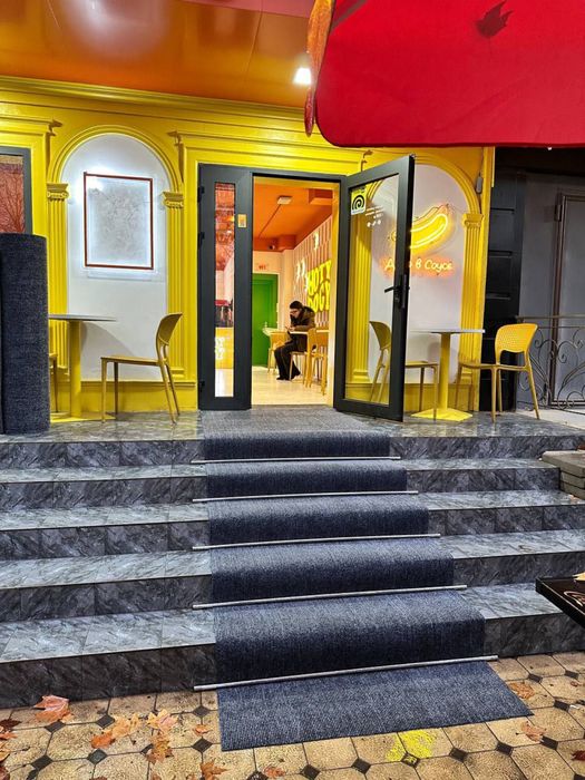 Установка на лестницу коврик