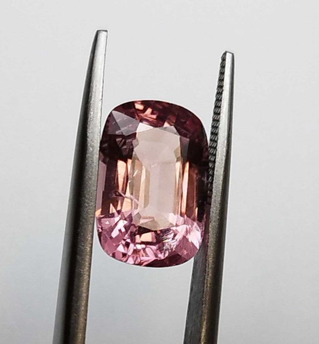 Стилен шпинел в изискан Падпараджа цвят 3.68кт.! Нов!