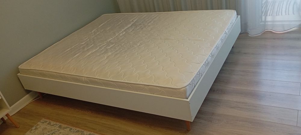 Кровать двуспальная с матрасом