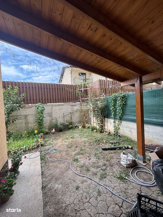 Apartament 3 camere , semidecomandat, loc de parcare si curte de 89 mp