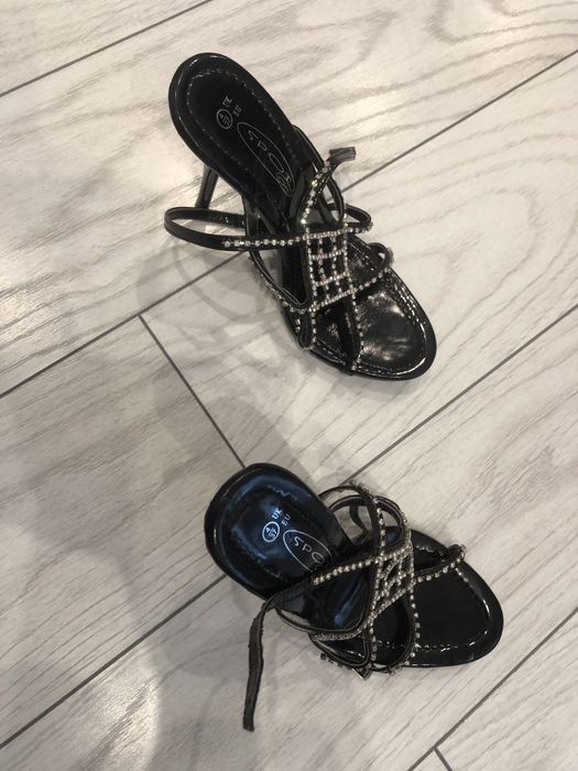 Продавам високи сандали