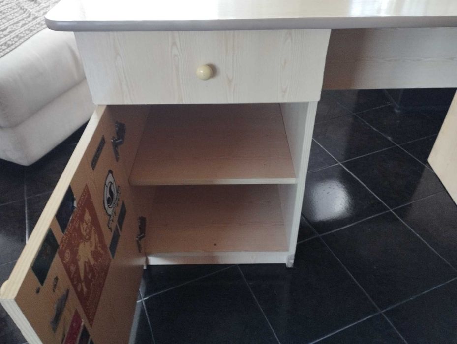 Продавам много запазено бюро