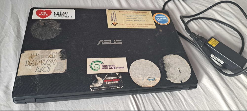 Laptop ASUS, cu incarcator
