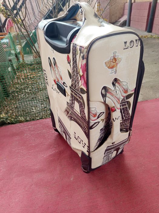 На продажу чемодан .