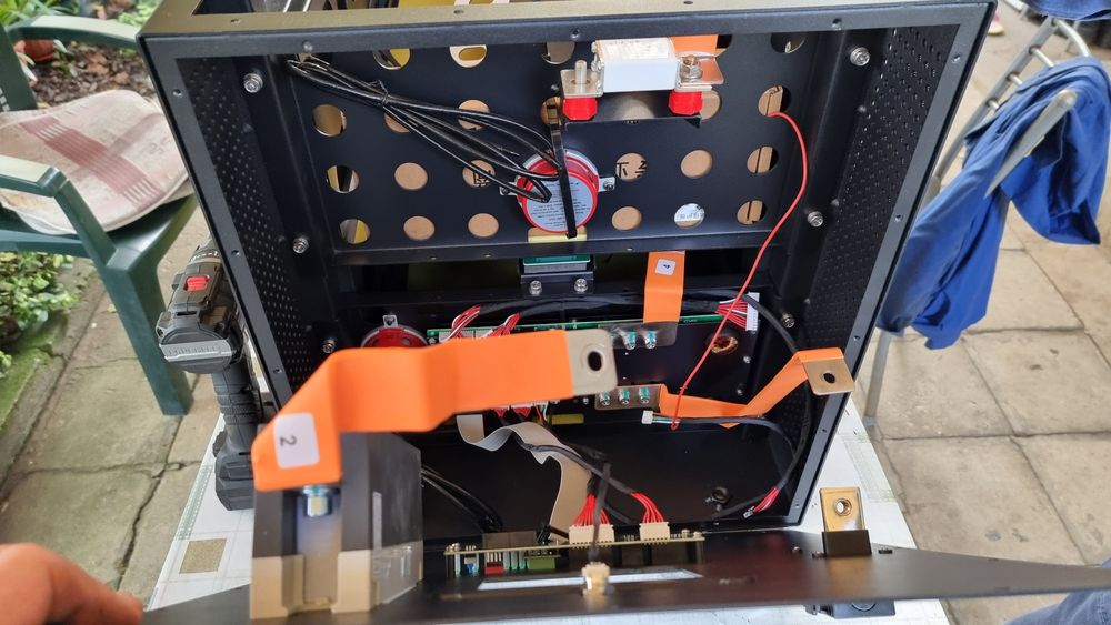 EVE MB56 LifePo4 батерии и YIXIANG кутия с BMS за тях 32kW 16бр 628Ah