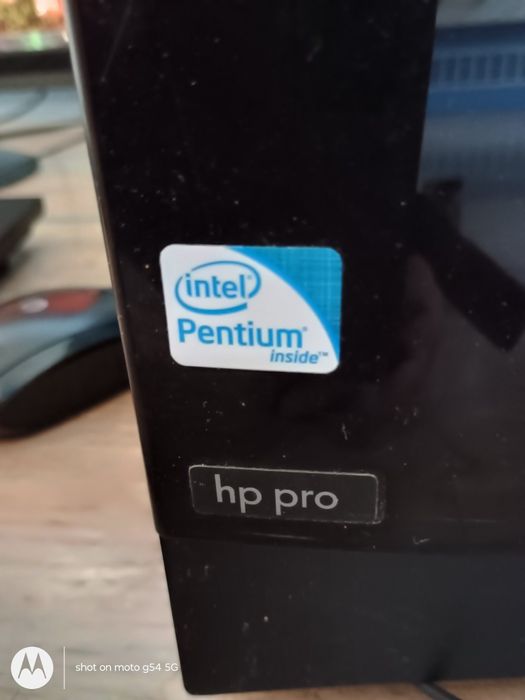 Напълно запазен настолен компютър HP, с качествен Full HD монитор BENQ ET 0026 NA, 21,5 инча, hp клавиатура и мишка, кабели