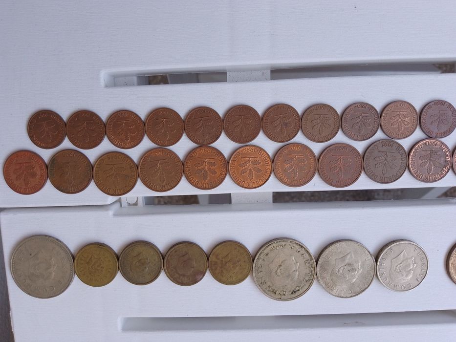 Стари монети - фенинги, лири, динари и др.