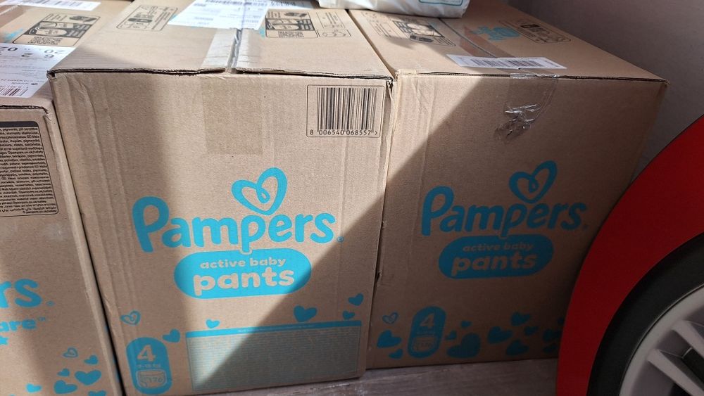 Памперси и гащички
1пакет Pampers premium care размер 3. 50бр. Цена 10 евро
90бр.( цял пакет+ един отворен) Pampers premium care размер 4. Цена 20 евр