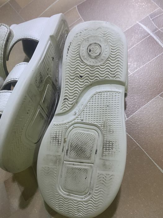Продам сандали в садик