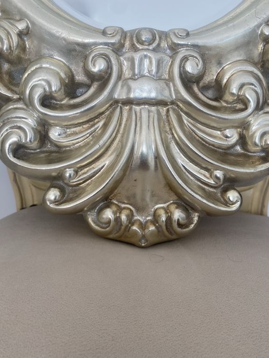 Oglinda decorativa de perete stil Baroc / Scaun in stil  Baroc/Rococo
