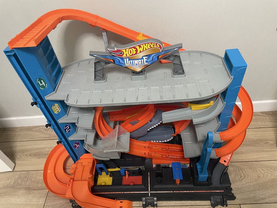Трасса гараж Hot Wheels