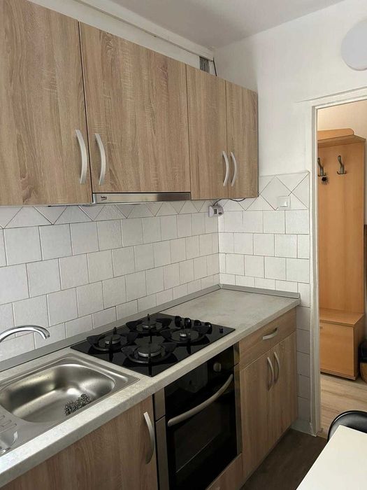 Se oferă spre închiriere apartament cu 2 camere, mobilat, situat la etajul 1, pe strada Semaforului, în cartierul Vasile Aaron.