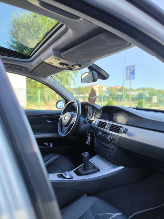 BMW E90 320d 163 CP Automată • Trapa • Piele • Xenon • Navigație Mare