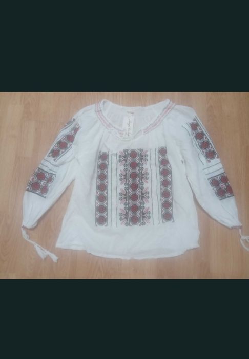 Ie tradițională nouă cu etichetă