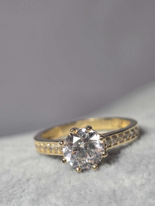 Inel Damă cu Piatră Mare și Pietricele din Aur 14K – Eleganță și Strălucire
