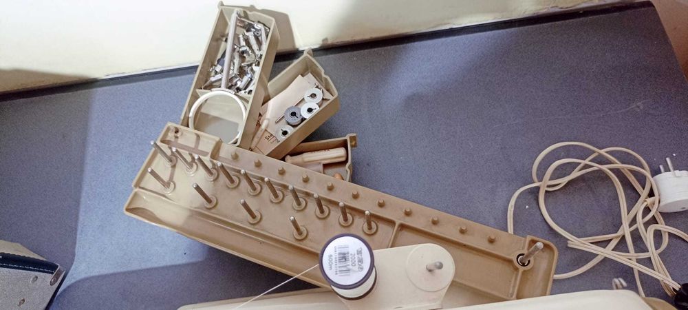 Masina de cusut Bernina Record cu tija de acctionare la genunchi