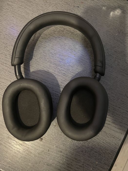 Casti Sony WH-1000XM5.