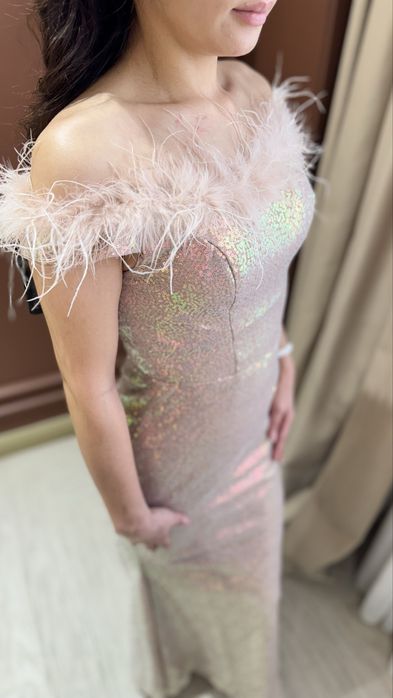 Вечернее платье с пайетками и перьями