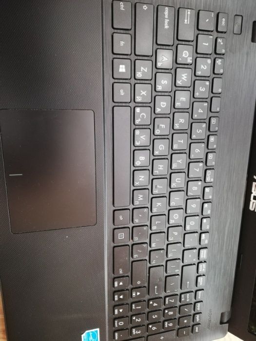 Лаптоп ASUS без външни забележки