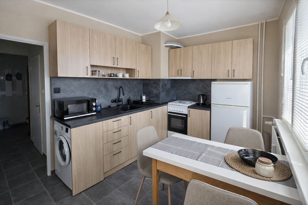 Продава се от собственик! 2-стаен  апартамент в ж.к. Лагера до метро, с гледка към Витоша, ТЕЦ, ремонтиран и обзаведен