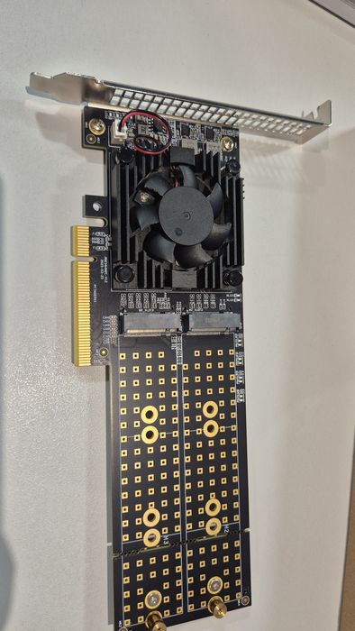 Card Extensie Quad NVMe PCIe x8 – Suportă 4 SSD-uri (Fără Bifurcation)