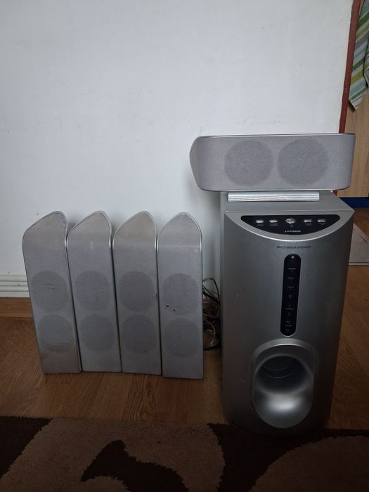 Subufar cu boxe și telecomanda.