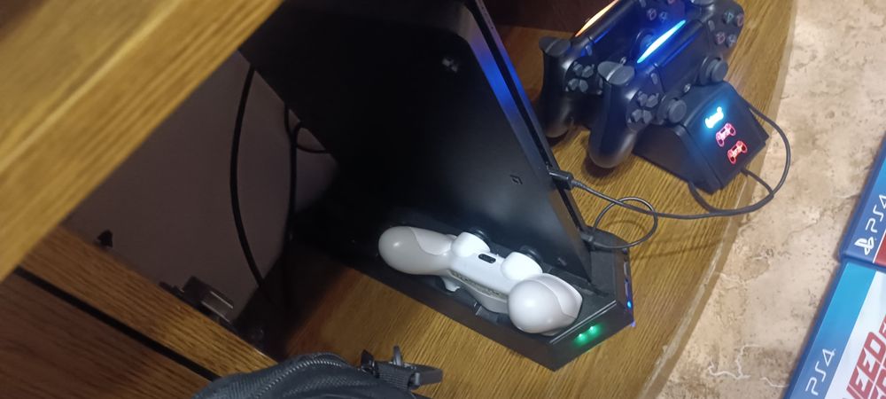 Продаю пс4 Слим 500 гб