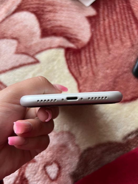 Vând iPhone XR White – 64GB neg