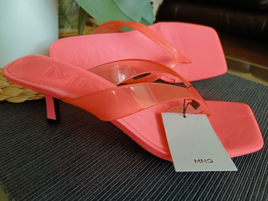 Нови чехли в розов цвят на Mango