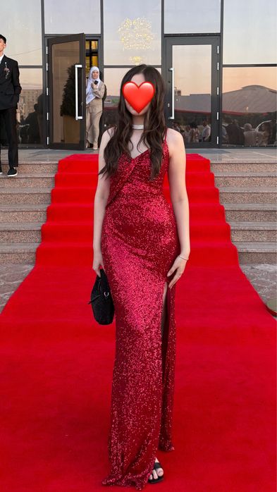 Красное вечернее платье