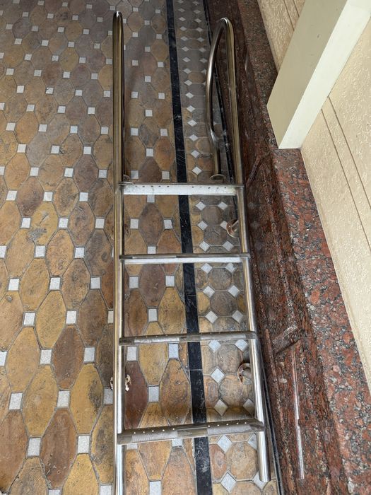 Бассейн нарвони лестнича для бассейна