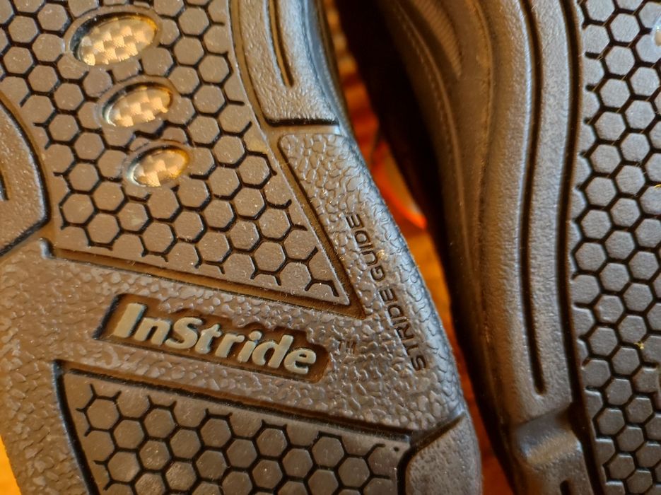 Продавам нови ортопедични маратонки, 38 номер, черни, качество