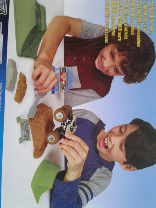 Monster Jam set cascadorii nisip kinetic masina TrueMetal, nou,sigilat