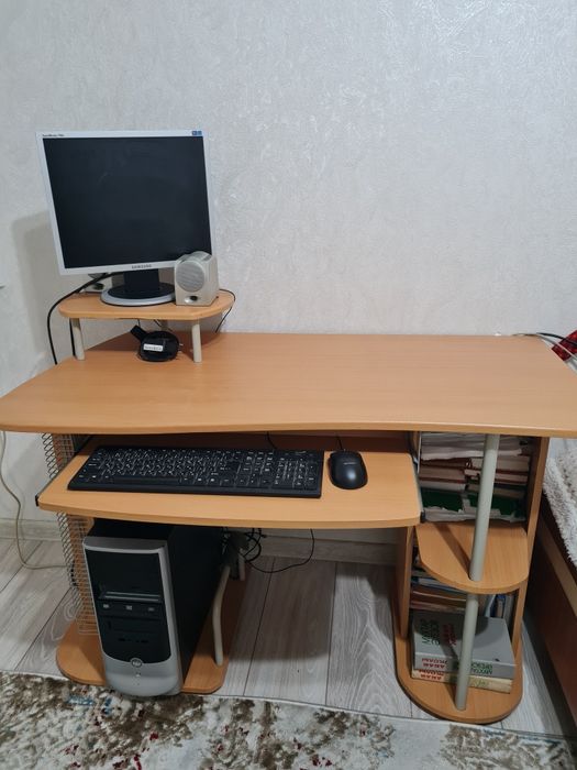 Стол для компьютера и учебы
