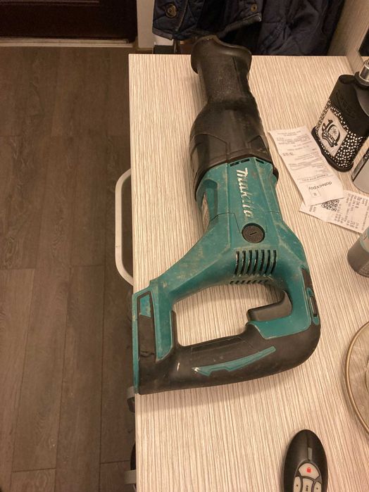 Саблен трион Makita DJR186