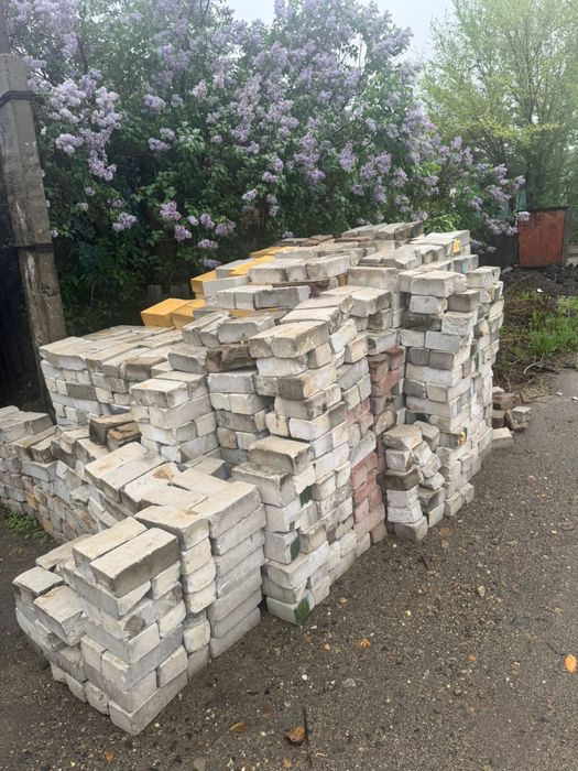 Продам кирпич б/у более 1000 шт
