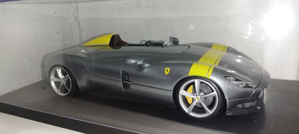 Bburago 1:18 Ferrari Monza SP1 + Дисплей кейс