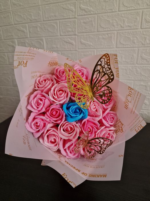 aranjamente buchete flori de sapun trandafiri in balon