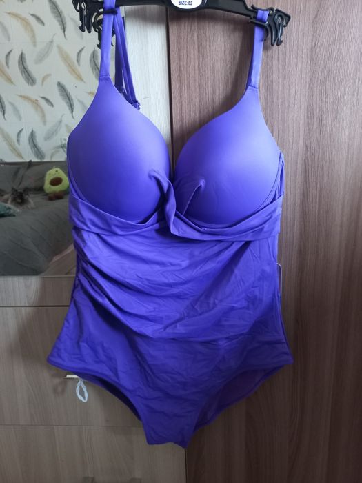 Продам  2 купальника слитных