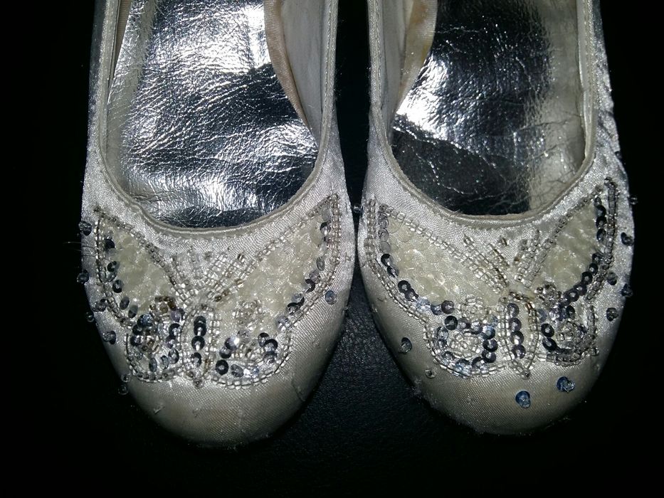 Pantof cu toc albi  pt.copii.