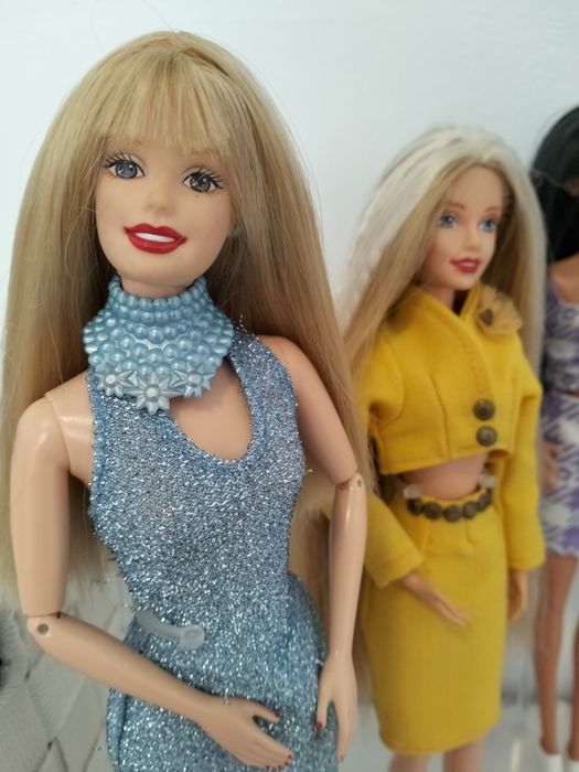Multe păpuși barbie