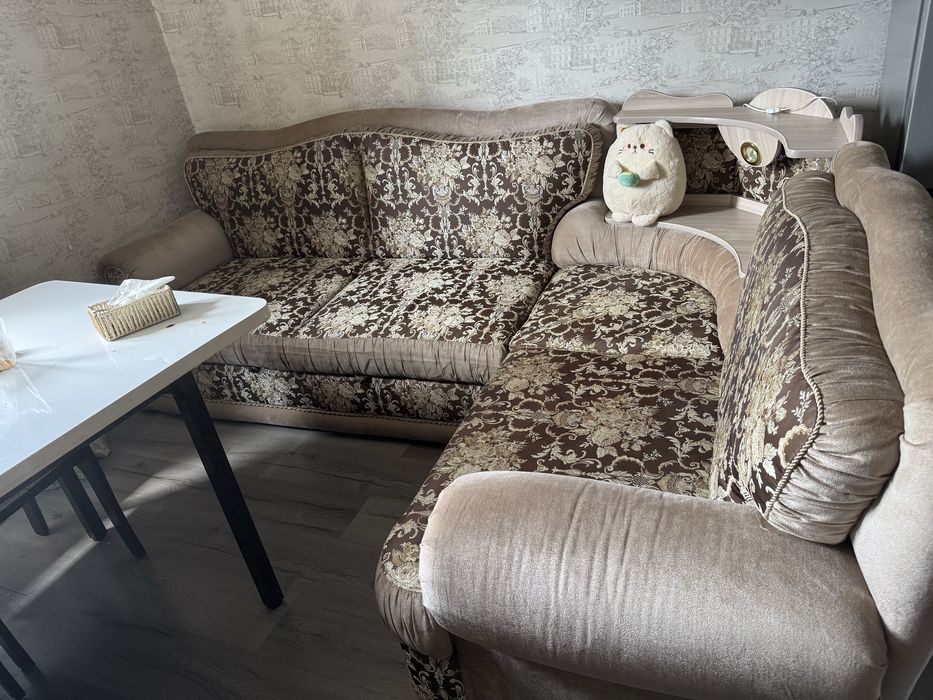 Диван угловой почти новый