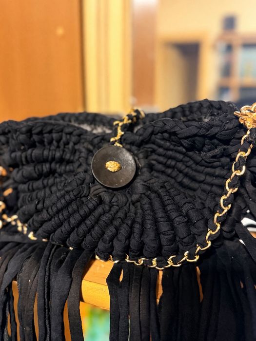 Geanta neagră crossbody handmade croșetată cu franjuri